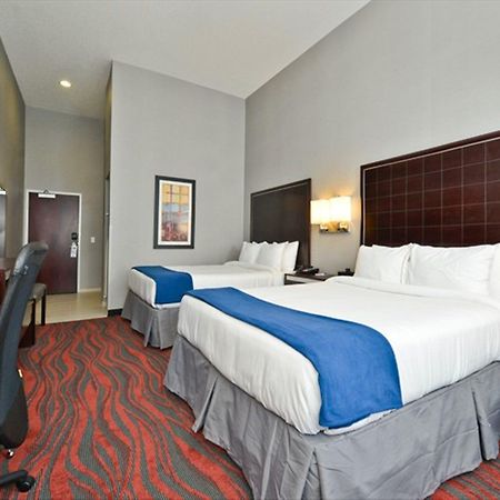Holiday Inn Express & Suites Utica, An Ihg Hotel Room photo